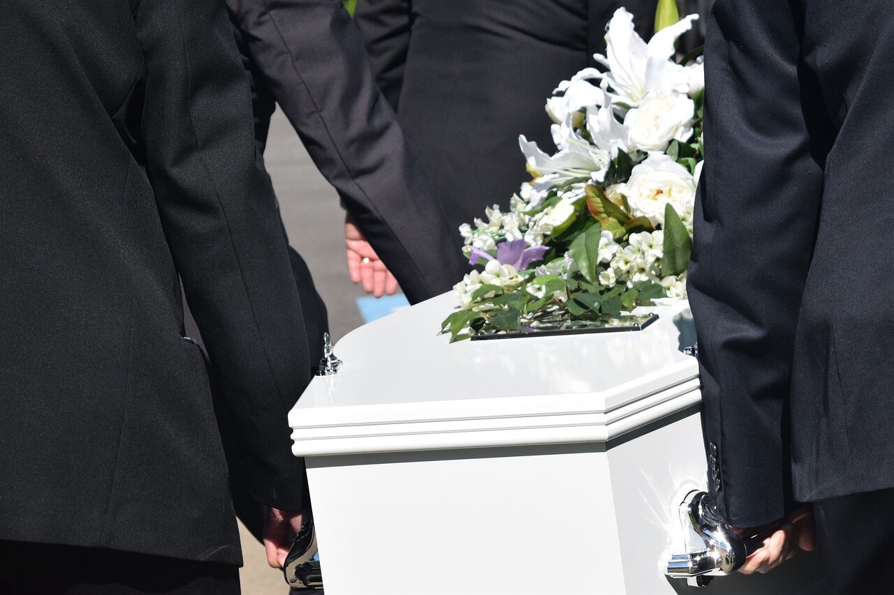 장례식장에서 예절 순서를 지키며 헌화가 올려져 있는 관을 들고 가는 모습